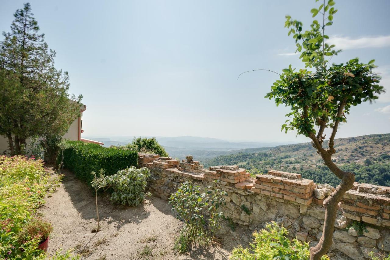 Castello Di Caccuri Suites Exterior photo